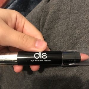 DLS eyeshadow crayon shade FETCH